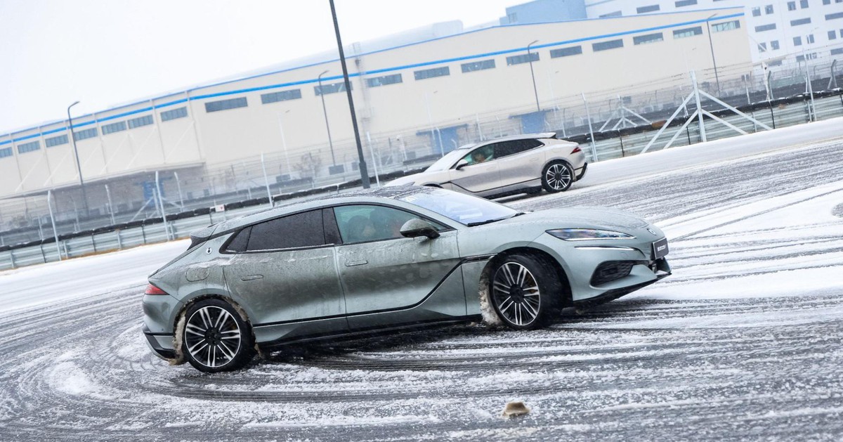 Quăng quật xe BYD trong trường đua khổng lồ: Dốc cát, hồ nước, nghiêng 30 độ trong '1 nốt nhạc'