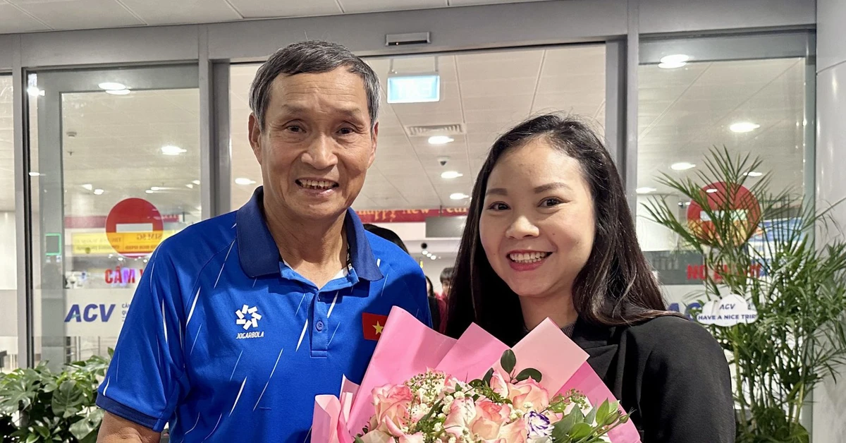 Tuyển nữ Việt Nam ngẩng cao đầu về nước