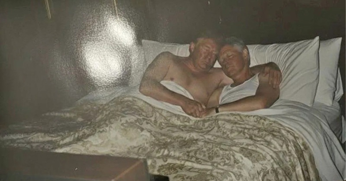 Lan truyền ảnh AI 'chế tác' ông Trump và ông Clinton ôm nhau trên giường