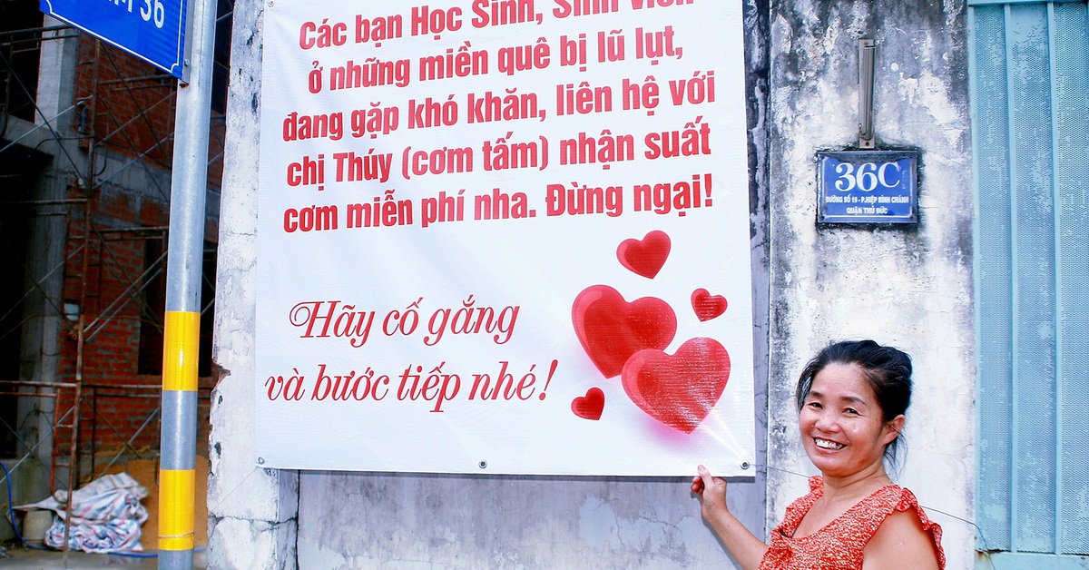 Ấm lòng với hàng trăm suất cơm 0 đồng tặng sinh viên quê vùng lũ, kèm lời mời 'đừng ngại'