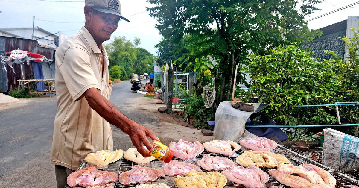 Dân biên giới tất bật làm khô đủ loại cung ứng thị trường Tết