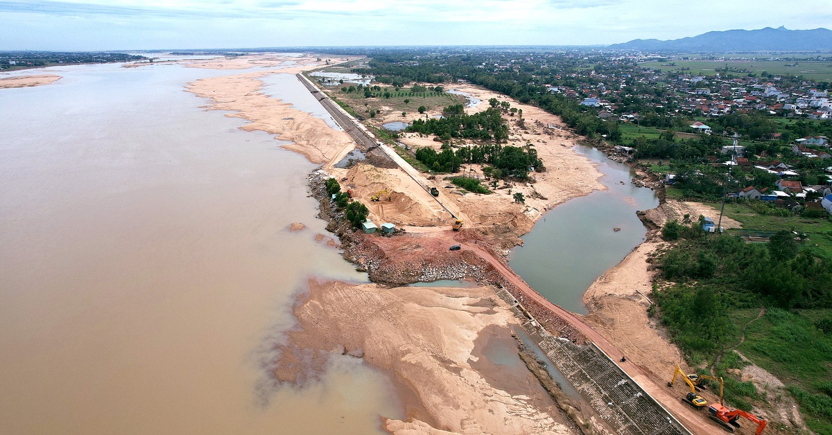 Lũ khoét thủng vào bờ sông Ba rộng 100m, dài 1,5km