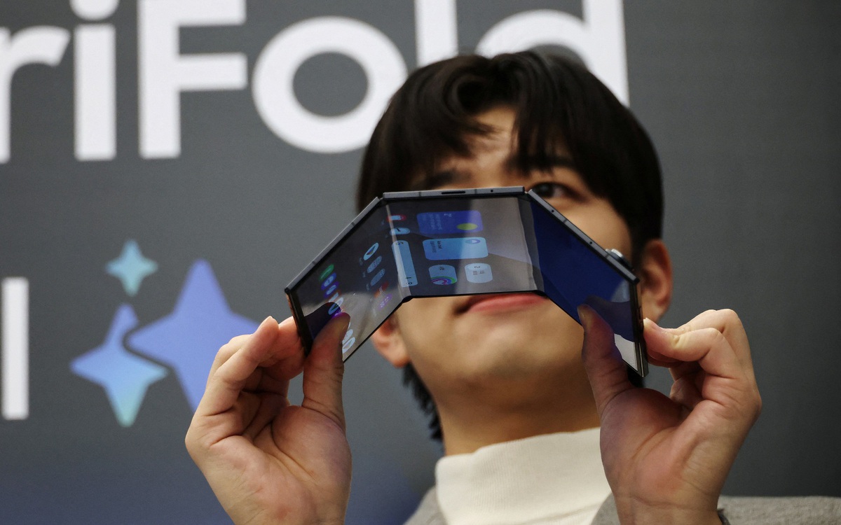 Samsung bất ngờ tung điện thoại gập ba đầu tiên, giá hơn 70 triệu đồng