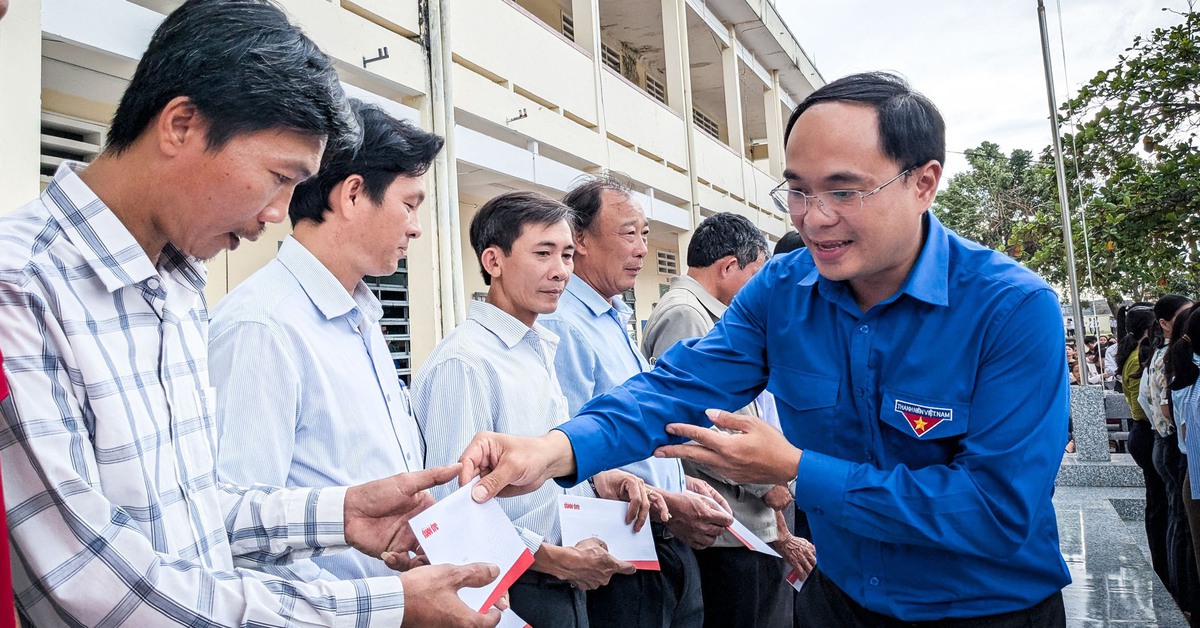 Thầy trò tâm bão Gia Lai nhận quà bạn đọc Tuổi Trẻ: Cảm động vì được an ủi