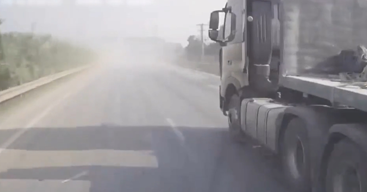 Cố vượt khi bụi bay mù mịt, ô tô tông vào xe vệ sinh môi trường