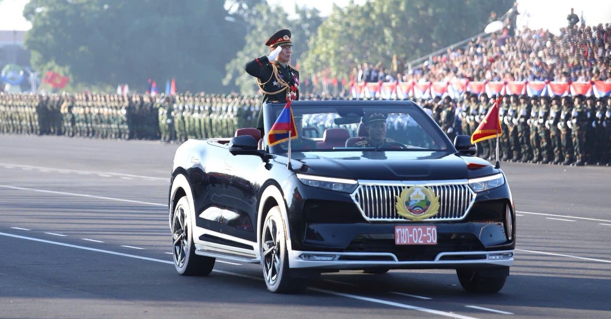 Xe điện Việt Nam VinFast VF 9 mui trần dẫn đầu lễ diễu binh trọng đại tại Lào