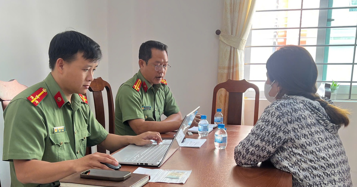 Làm việc với phụ nữ chia sẻ thông tin sai sự thật về việc hỗ trợ đồng bào bị ảnh hưởng thiên tai