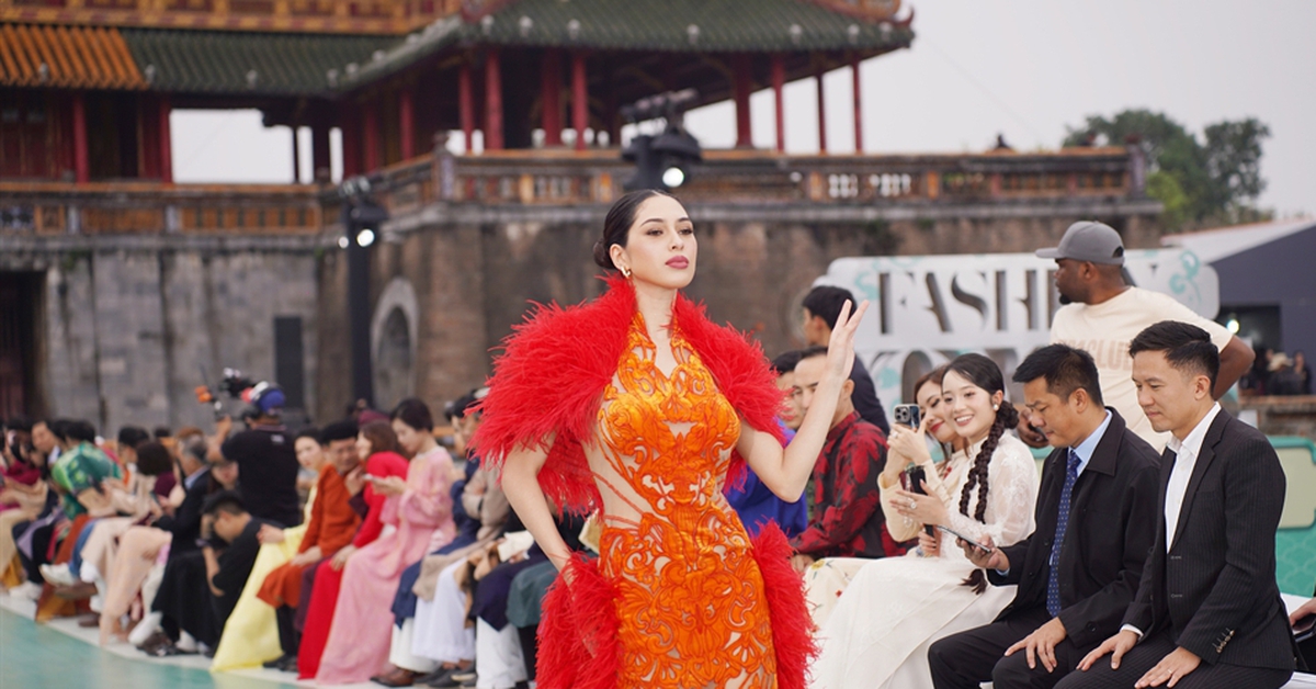 Ngọ Môn Huế rực sắc màu thời trang của thí sinh Hoa hậu Hoàn vũ quốc tế 2025