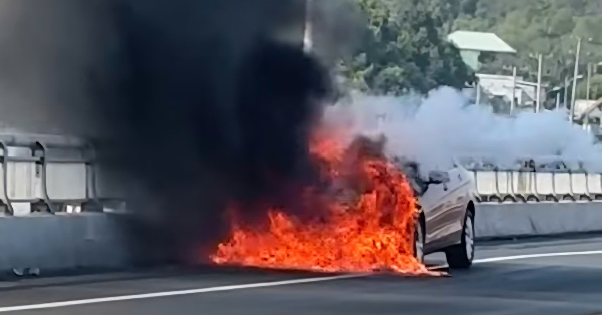 Xe Mercedes bất ngờ bốc cháy dữ dội trên cầu Rạch Miễu