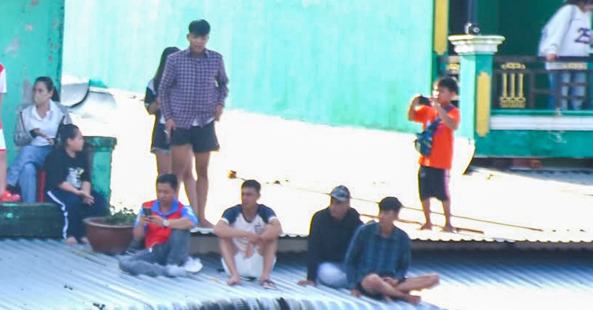 Sôi nổi đua ghe ngo ở Cà Mau, người dân leo cả lên mái nhà để xem