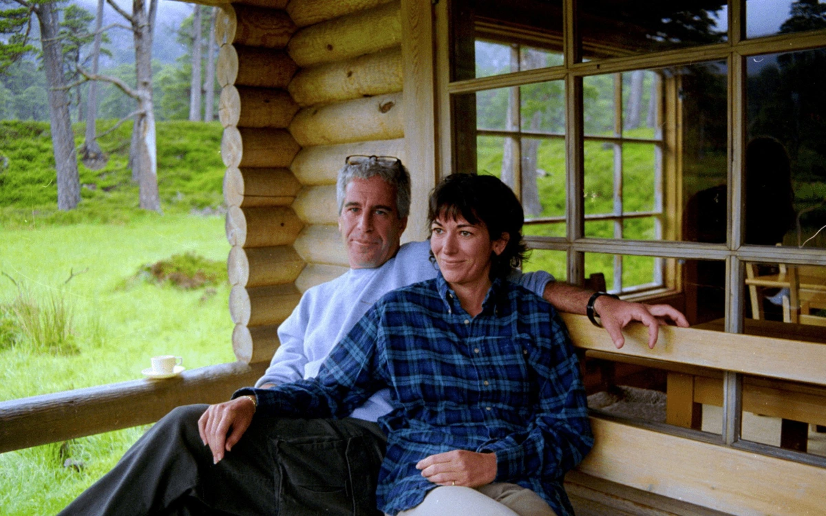 Hồ sơ Epstein: Hàng chục ảnh bị xóa âm thầm, gồm cả ảnh có ông Trump