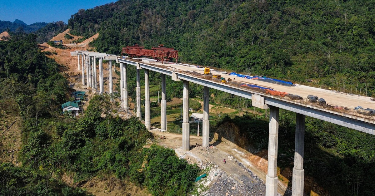 'Mệnh lệnh từ trái tim' trên đại công trường cao tốc địa đầu Tổ quốc