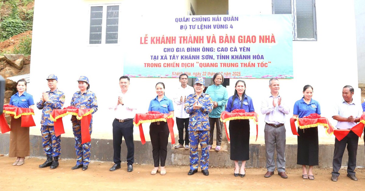 Bàn giao căn nhà "Chiến dịch Quang Trung" đầu tiên do lực lượng Vùng 4 Hải quân xây tại Khánh Hòa
