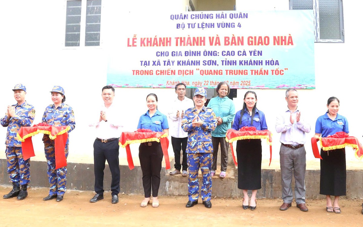 Handing over the first 'Operation Quang Trung' house built by the Navy Region 4 force in Khanh Hoa