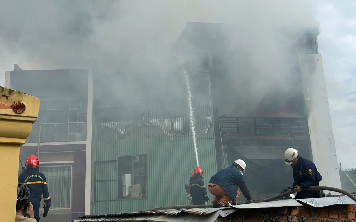 Cháy nhà trong khu dân cư đông đúc ở Đà Nẵng, người dân hốt hoảng vì cháy lan