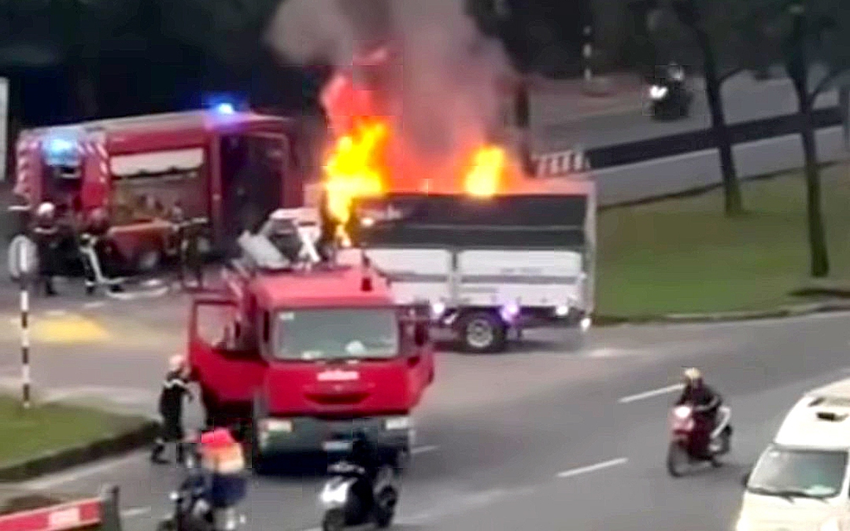 The truck driver who caught fire went to the fire police headquarters to help put out the fire