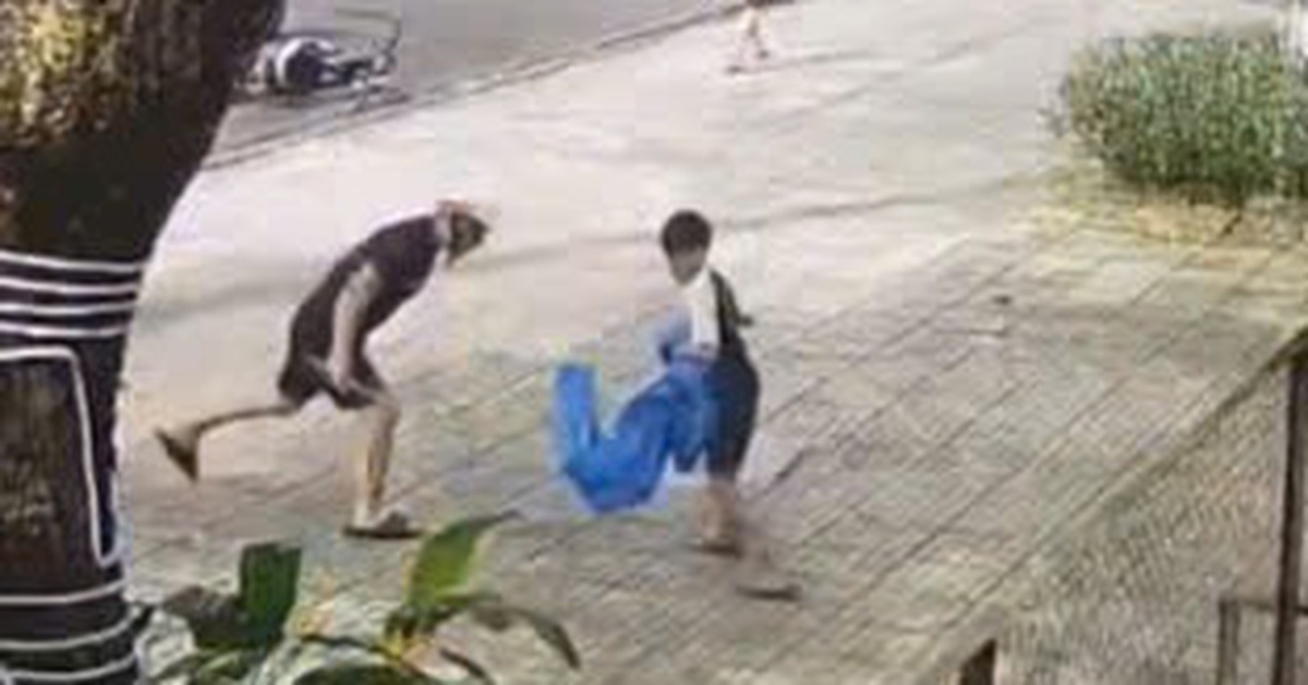 Làm rõ video người đàn ông xô ngã xe đạp điện, quất cây liên tục vào 3 cháu bé