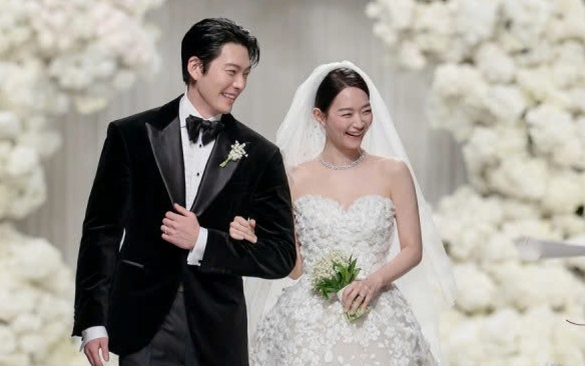 How much did Shin Min Ah's lavish wedding dress cost for her wedding with Kim Woo Bin?