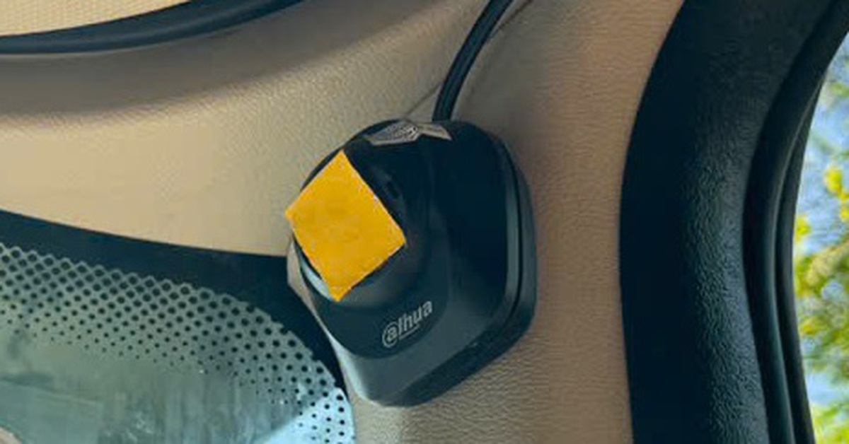 Xử phạt tài xế xe đầu kéo dùng băng keo che mắt camera thiết bị ghi nhận hình ảnh tài xế