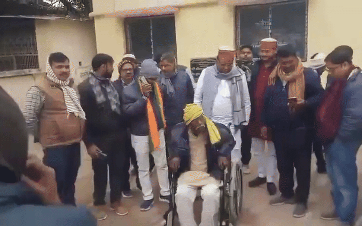 Được tặng xe lăn, chụp ảnh xong, người khuyết tật liền đứng bật dậy khiến nhiều người ngỡ ngàng