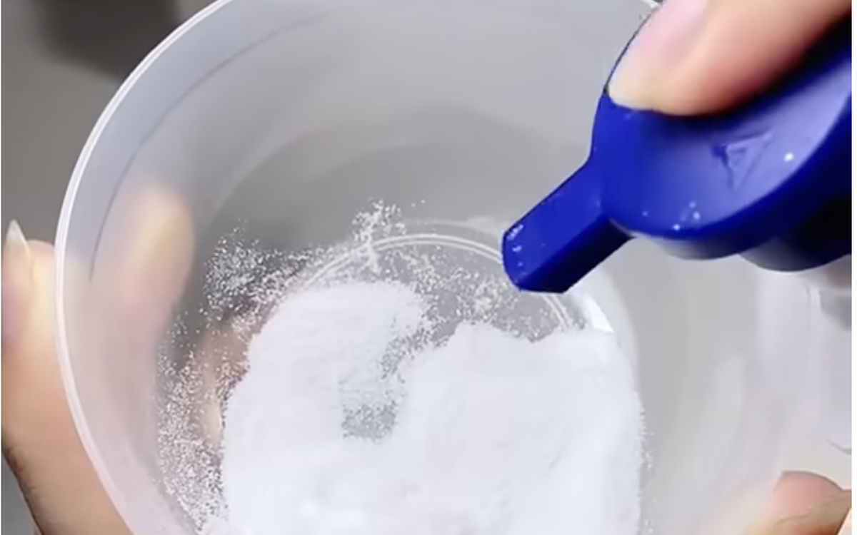 Rộ trào lưu trộn ‘bột làm đẹp’ với kem dưỡng, bác sĩ nói gì?