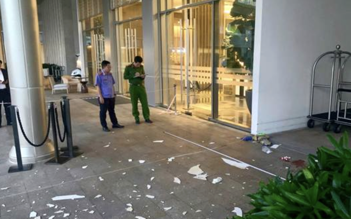 2 người nước ngoài vội rời khỏi khách sạn, phát hiện 1 thi thể nằm ở tiền sảnh