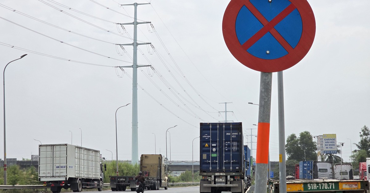 Xe đầu kéo, container đậu hàng dài trên đường dẫn cao tốc, hướng ra đường Võ Chí Công dù có biển cấm