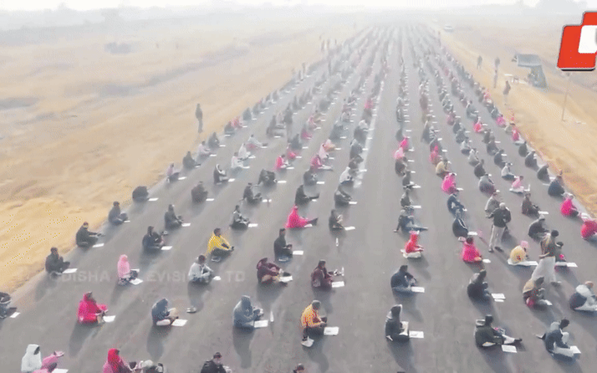 Chuyện hơn 8.000 người xin việc phải làm bài thi trên đường băng vì quá tải là thật