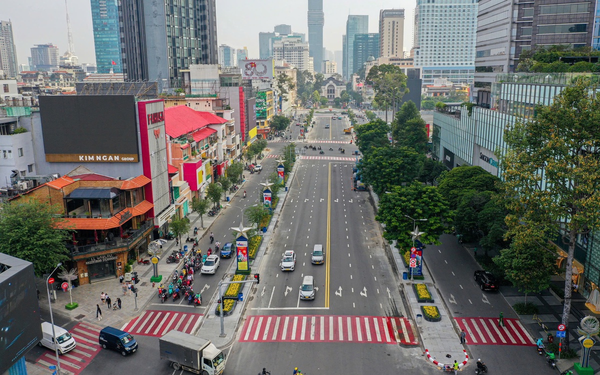 Đường Lê Lợi khoác 'áo mới', bừng sáng đúng ngày Giáng sinh