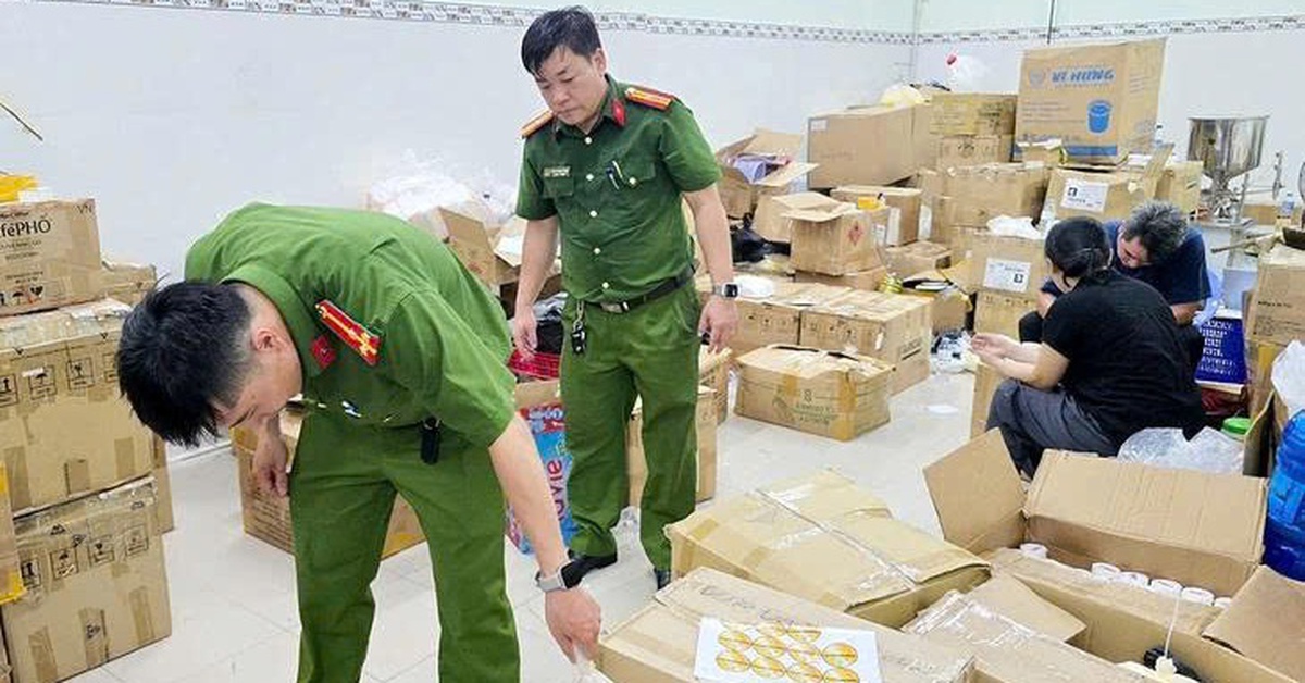 Hàng giả, giấy phép thật