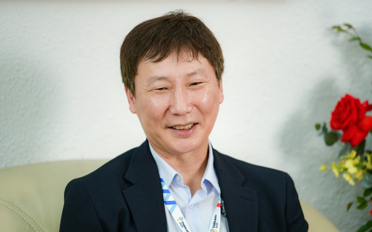 HLV Kim Sang Sik từng muốn độn thổ ở SEA Games 33