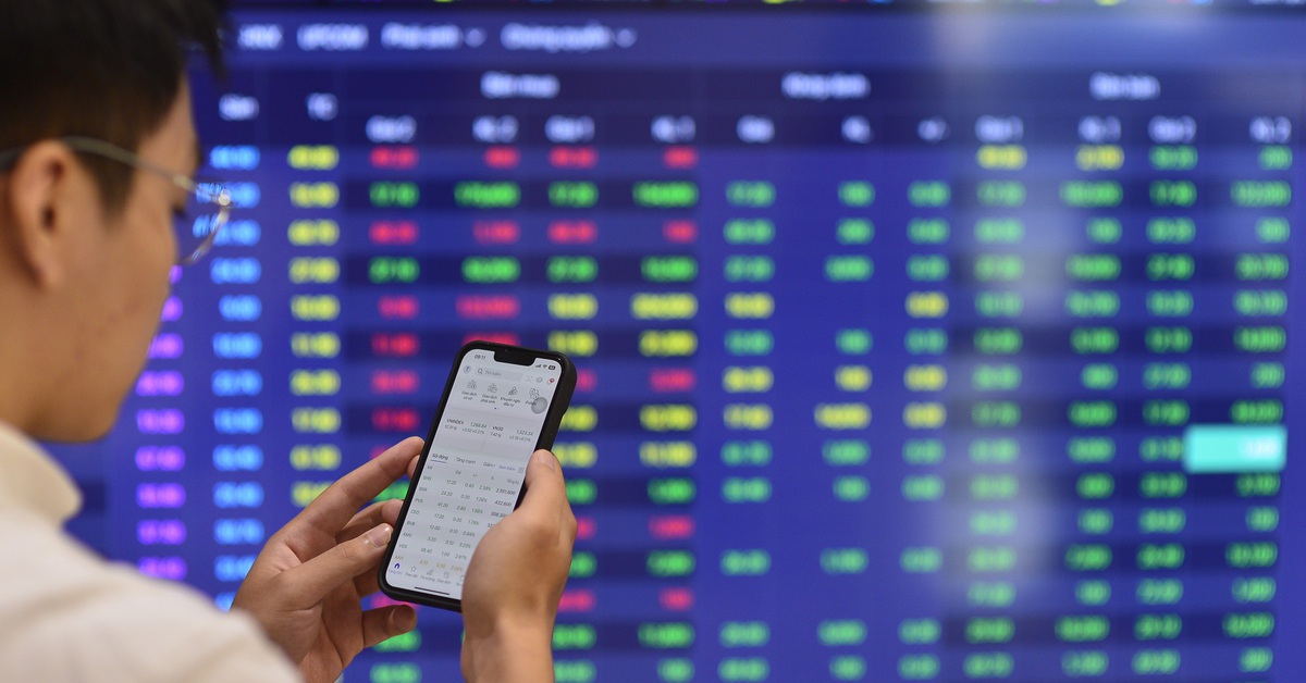 Cổ phiếu ngân hàng 'kéo' VN-Index, STB vượt VCB về thị giá