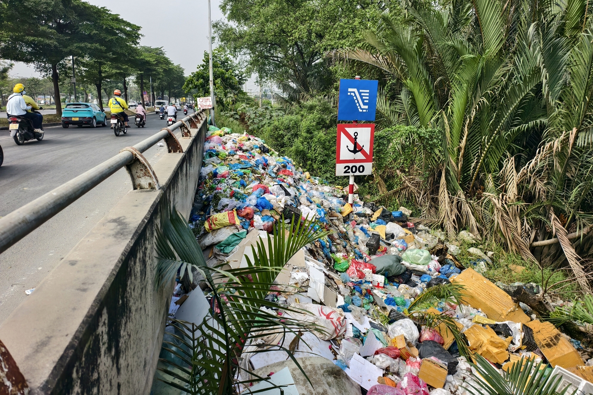 Quăng rác thành đống dưới chân cầu ở TP.HCM, UBND xã sẽ trích xuất camera phạt nguội