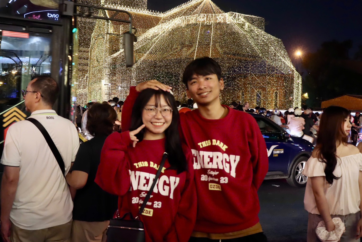 Trời vừa tạnh mưa, nhiều nhà thờ, xóm đạo ở TP.HCM đông nghẹt người dự lễ, đón Noel