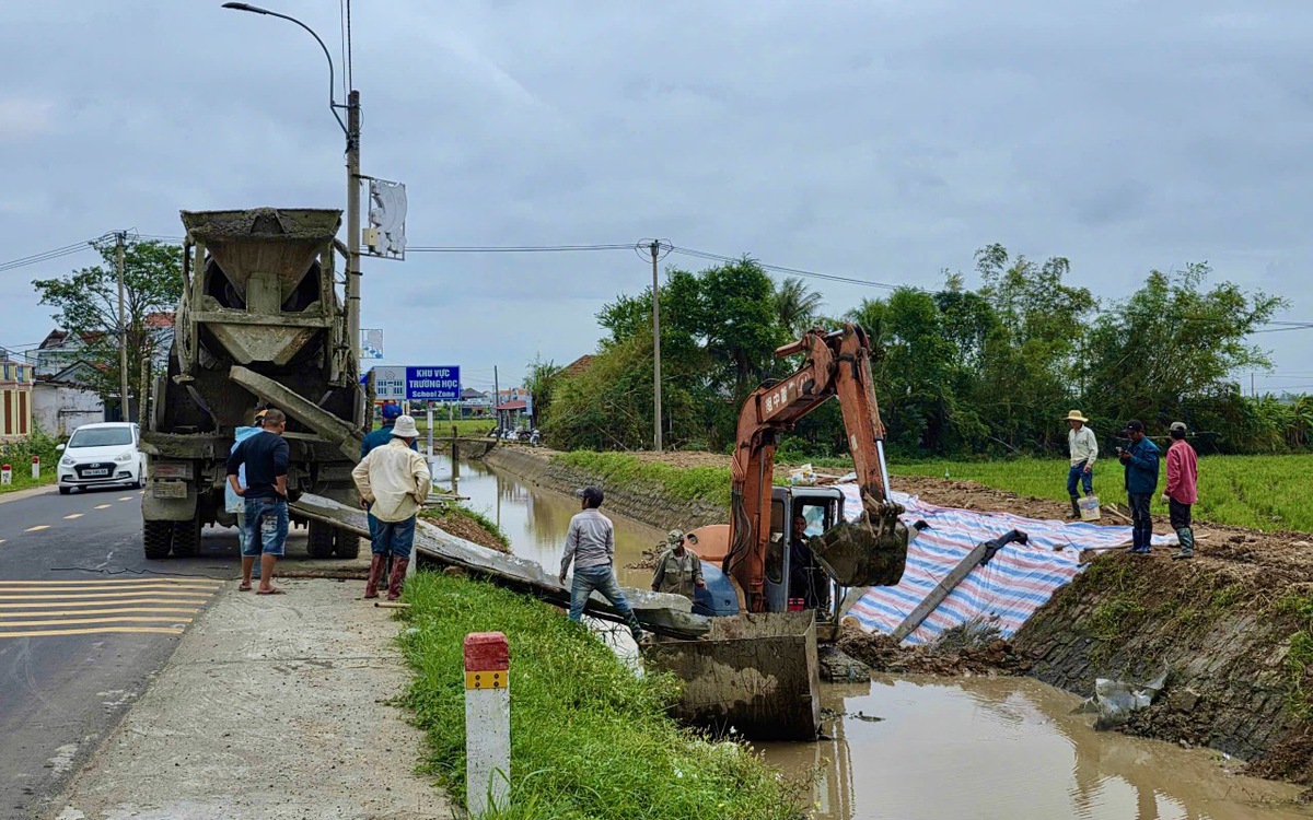 Vùng lũ 'chạy đua' sửa chữa kênh thủy lợi để kịp vụ sản xuất mới