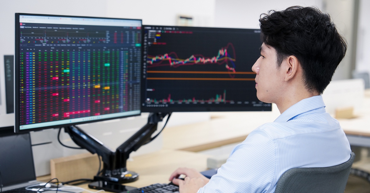 VN-Index giảm 13 điểm, cổ phiếu thép 'ngược dòng'