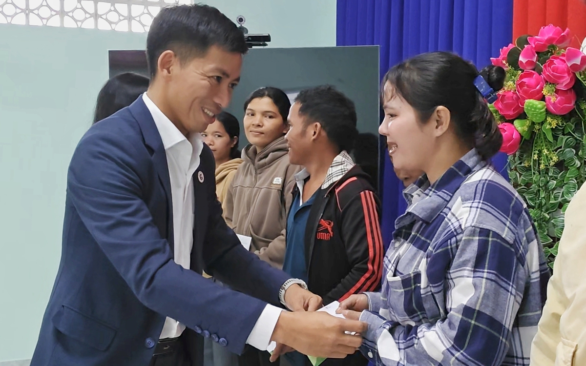 Tuổi Trẻ và Greenfeed Việt Nam trao 900 triệu đồng tái thiết cuộc sống dân vùng lũ Khánh Hòa