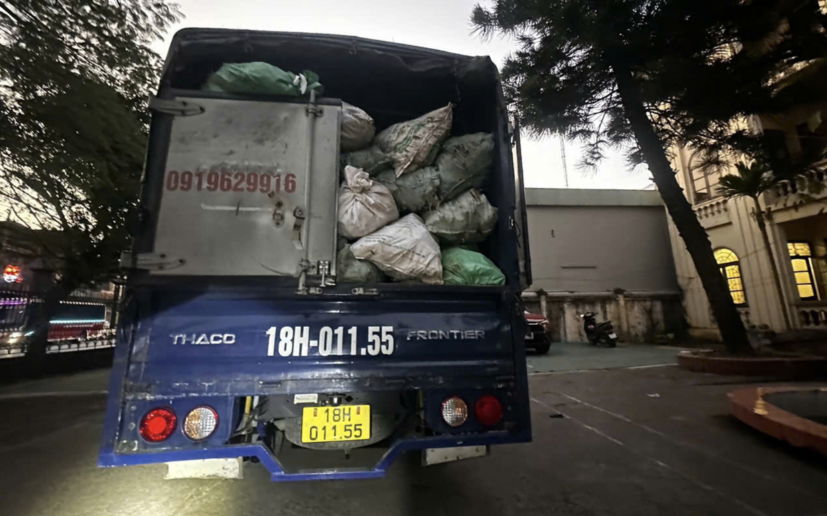 Phát hiện ô tô chở hơn 3 tấn xương bốc mùi hôi thối đang chạy trên đường