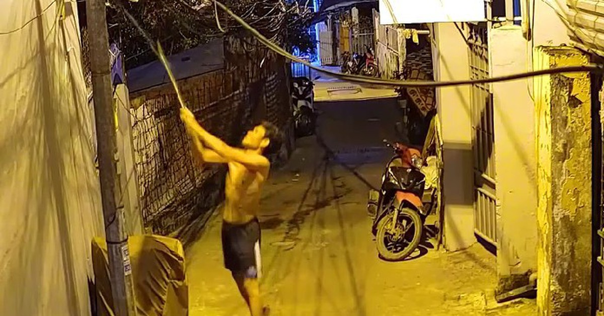 Khởi tố người đàn ông dùng gậy đập phá camera an ninh do công an lắp đặt