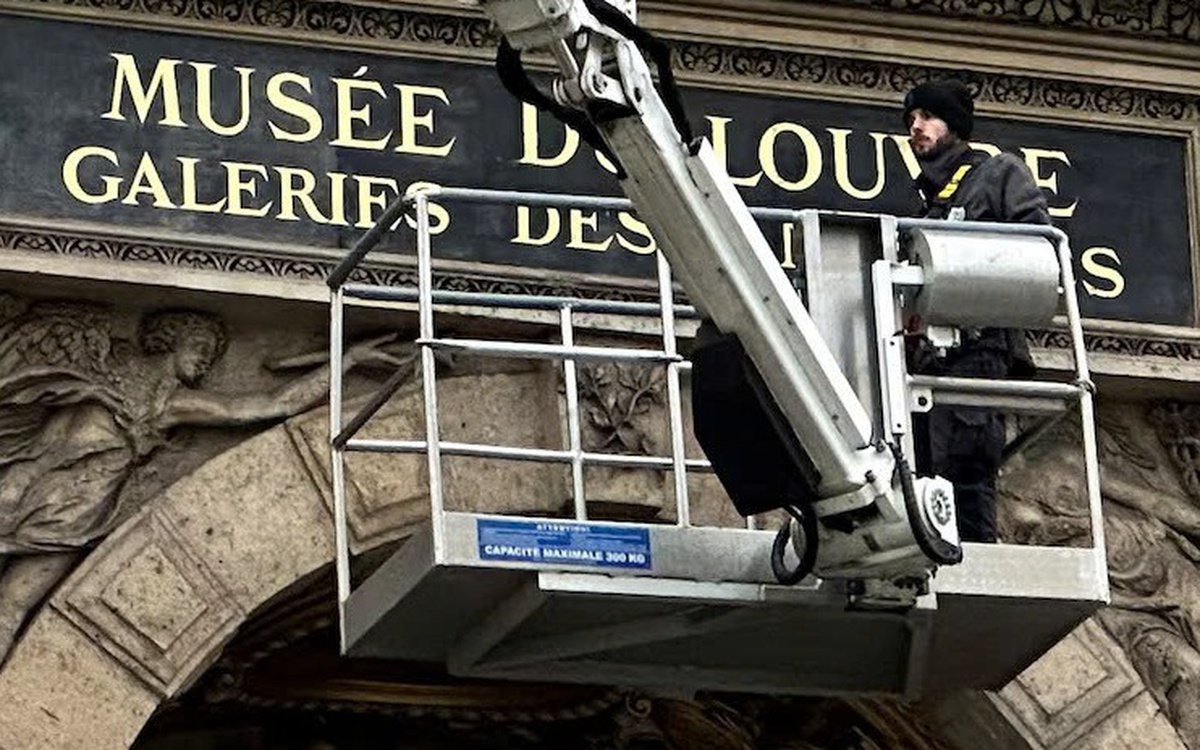 Bảo tàng Louvre lắp song sắt che cửa sổ sau vụ trộm trang sức 102 triệu USD