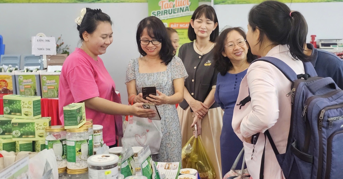 Hàng trăm đặc sản 3 miền hội tụ tại TP.HCM để người dân sắm Tết sớm