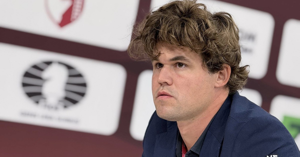 Carlsen nổi nóng, hất camera của phóng viên sau khi thua trận