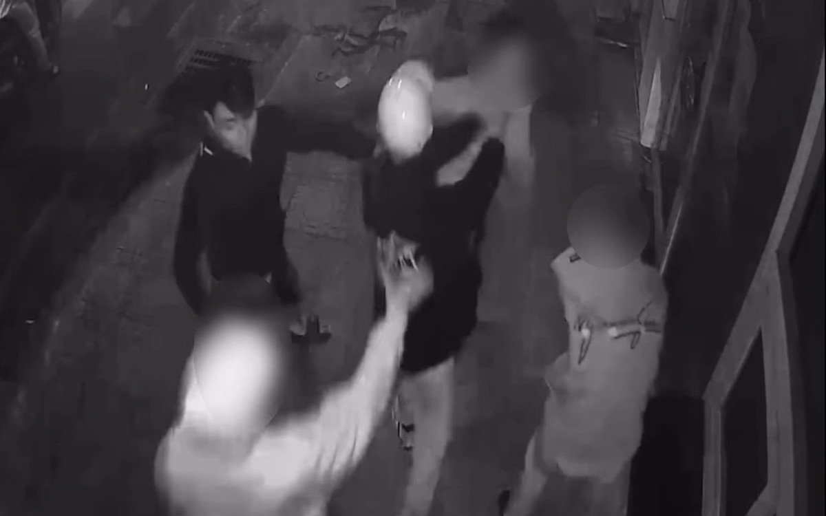 Công an phường Xóm Chiếu truy xét 14 thanh, thiếu niên chặn xe, hành hung người đi đường