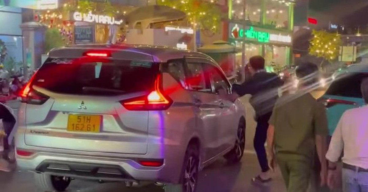 Tài xế yêu cầu khách nôn hỗ trợ 400.000 đồng phí rửa xe: Bị đánh, đạp gãy kính chiếu hậu