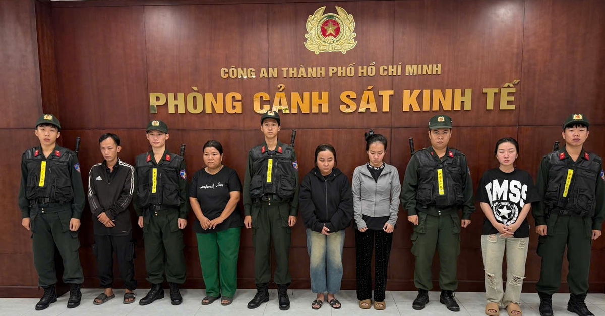 Công an TP.HCM bắt 5 người làm giả dầu gió 'Siang Pure Oil', thu giữ hơn 4.300 chai