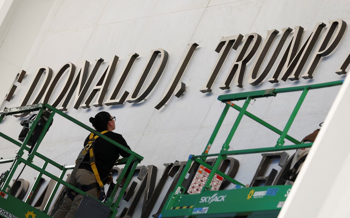 Nghệ sĩ hủy 'sô' vì ông Trump, bị dọa bồi thường 1 triệu USD