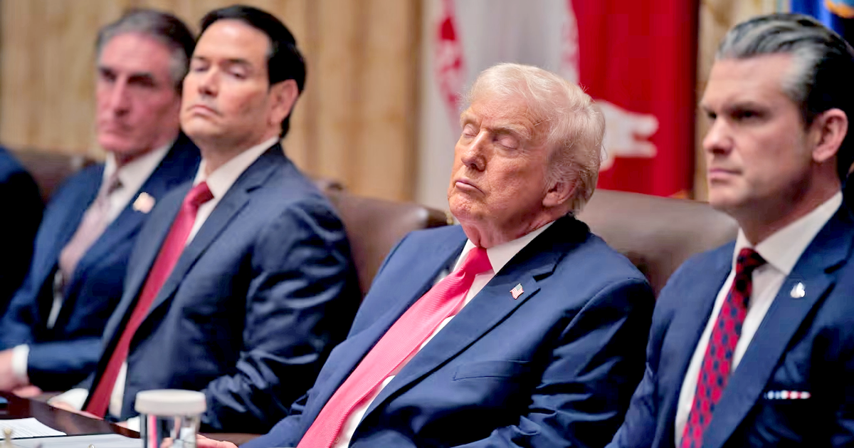 Ông Trump lại... 'lim dim' trong cuộc họp Nội các