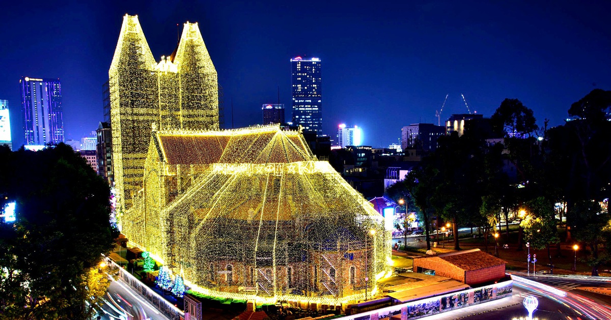 Nhà thờ Đức Bà lên đèn đón Giáng sinh, người dân nô nức đến check-in