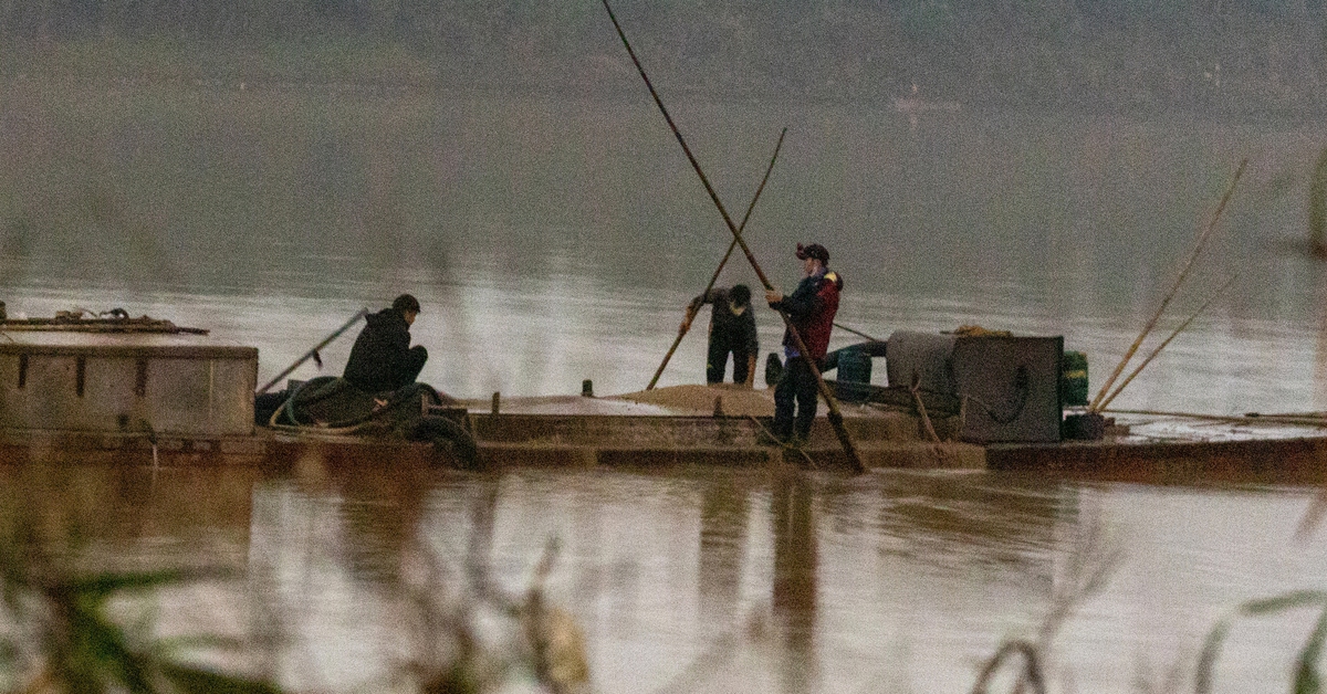 Điều tra: Xuyên đêm nạo hút cát lậu trên sông Thạch Hãn, việc mua bán diễn ra chóng vánh