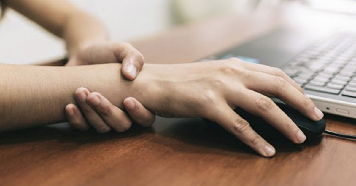 Tê bì, đau nhức tay - loại bệnh dân văn phòng, thợ thủ công, phụ nữ nội trợ hay gặp